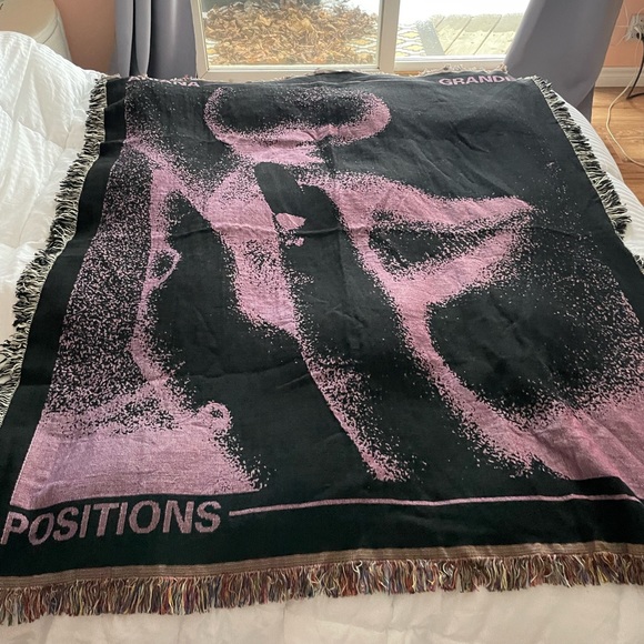 Ariana grande positions blanket! - Picture 2 of 7